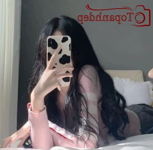The Best Phone-In-Front-Of-Face Selfie Portrait Trends for 2026 - image 4