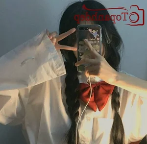 The Best Phone-In-Front-Of-Face Selfie Portrait Trends for 2026 - image 7