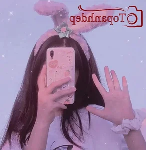 The Best Phone-In-Front-Of-Face Selfie Portrait Trends for 2026 - image 15