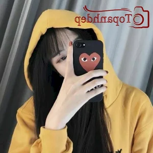 The Best Phone-In-Front-Of-Face Selfie Portrait Trends for 2026 - image 5