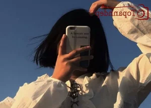 The Best Phone-In-Front-Of-Face Selfie Portrait Trends for 2026 - image 3