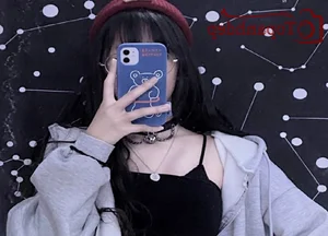 The Best Phone-In-Front-Of-Face Selfie Portrait Trends for 2026 - image 12