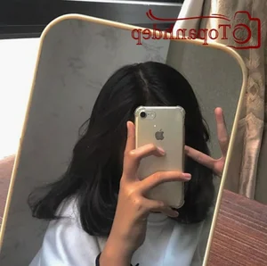 The Best Phone-In-Front-Of-Face Selfie Portrait Trends for 2026 - image 10