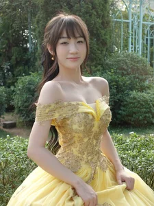 TikToker Thubaongok shines in a sweet and dreamy outfit check under the golden sun - image 5