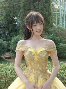 TikToker Thubaongok shines in a sweet and dreamy outfit check under the golden sun - image 3