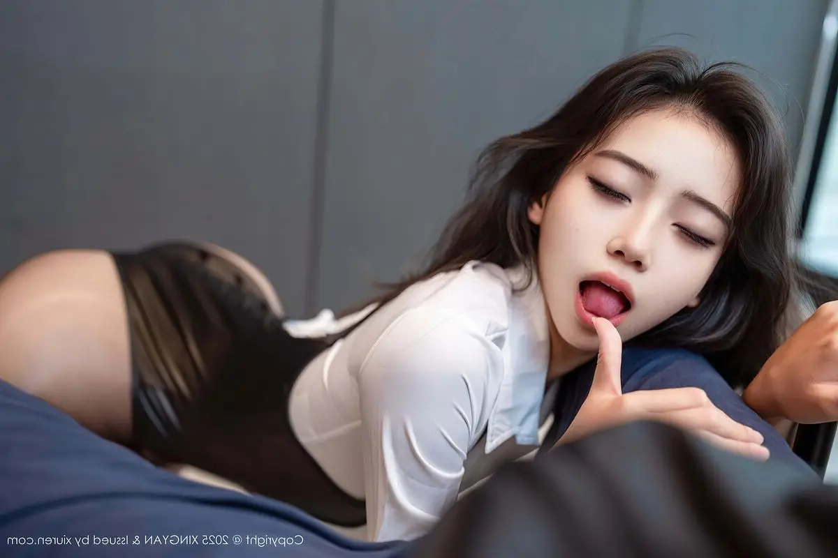 XingYan Vol.400: Shi An An's Alluring Charm in a Captivating & Stylish Photo Shoot