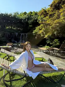 Huyen Baby flaunts 'jade goddess' figure radiant on luxurious getaway - image 4