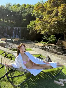 Huyen Baby flaunts 'jade goddess' figure radiant on luxurious getaway - image 1