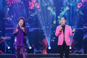Legendary Singer Huong Lan Returns to Hanoi for Emotional Audience Reunion - image 1