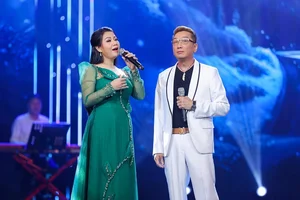 Legendary Singer Huong Lan Returns to Hanoi for Emotional Audience Reunion - image 2