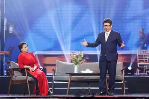 Legendary Singer Huong Lan Returns to Hanoi for Emotional Audience Reunion - image 5