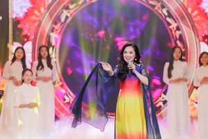 Legendary Singer Huong Lan Returns to Hanoi for Emotional Audience Reunion - image 0