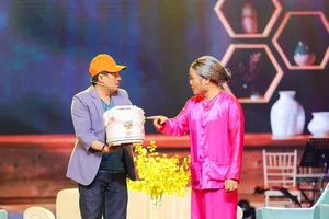 Legendary Singer Huong Lan Returns to Hanoi for Emotional Audience Reunion - image 3