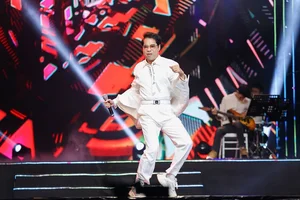 Legendary Singer Huong Lan Returns to Hanoi for Emotional Audience Reunion - image 6