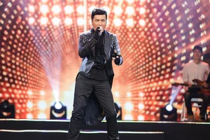 Legendary Singer Huong Lan Returns to Hanoi for Emotional Audience Reunion - image 8