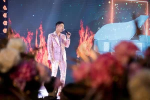 Dam Vinh Hung Reunites with Le Quyen and Bao Thy at Glamorous Gala - image 1