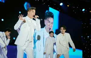 Dam Vinh Hung Reunites with Le Quyen and Bao Thy at Glamorous Gala - image 10