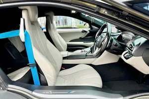 Is a Used BMW i8 Worth 2 Billion VND After 10 Years? - image 9