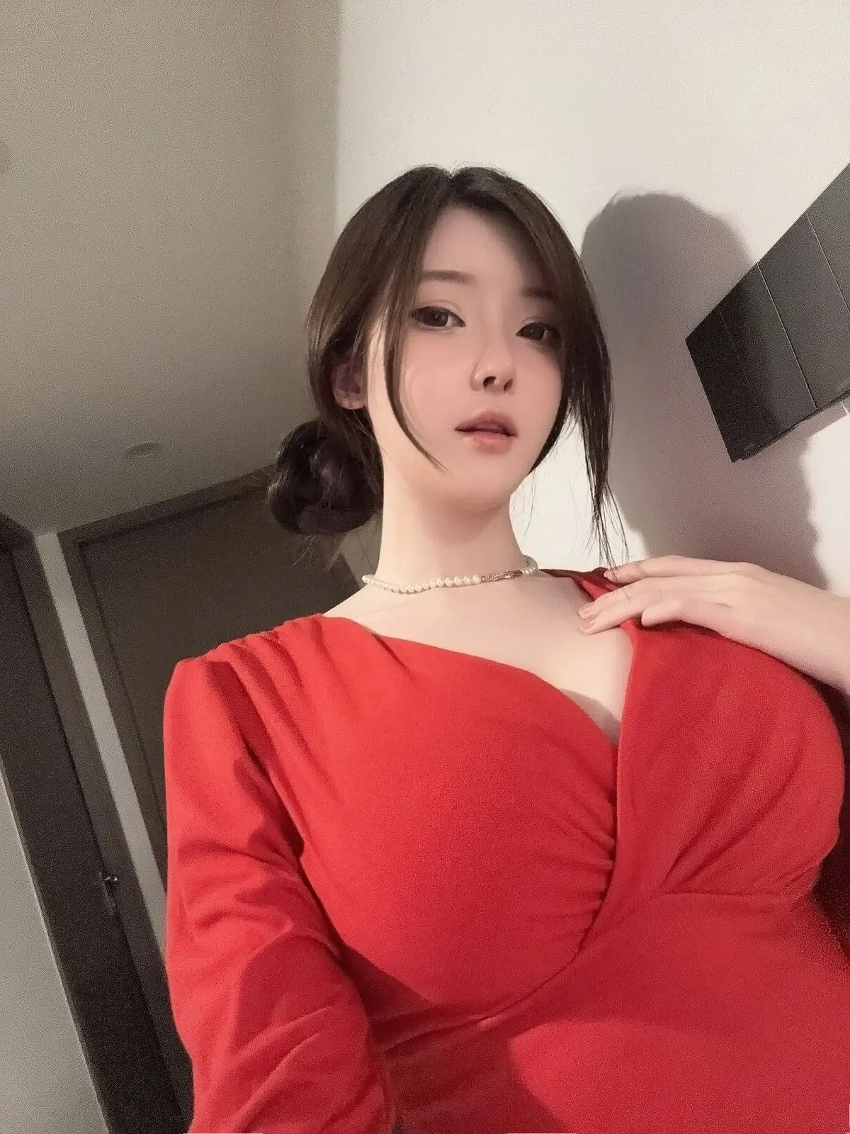 Coser Yi Xiao Yang Ze: The Allure of 'Red Mother' in a Captivating Red Ensemble