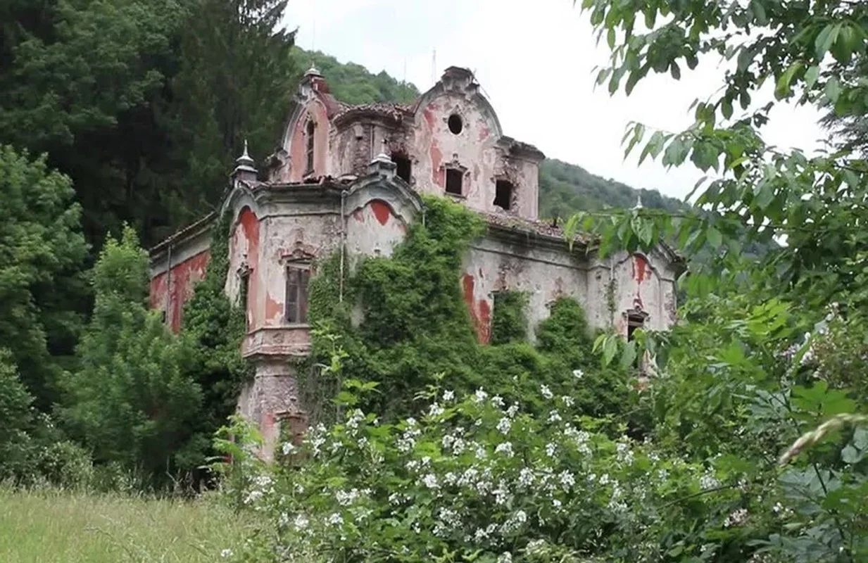 The Dark Mystery of Villa de Vecchi: Exploring Italy’s Most Haunted and Beautifully Abandoned Red Mansion
