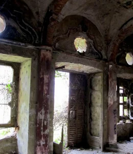 The Dark Mystery of Villa de Vecchi: Exploring Italy’s Most Haunted and Beautifully Abandoned Red Mansion - image 1