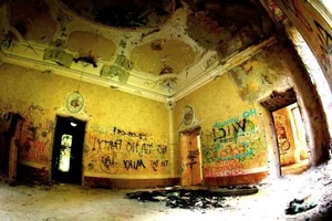 The Dark Mystery of Villa de Vecchi: Exploring Italy’s Most Haunted and Beautifully Abandoned Red Mansion - image 6