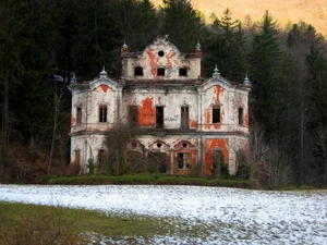The Dark Mystery of Villa de Vecchi: Exploring Italy’s Most Haunted and Beautifully Abandoned Red Mansion - image 10