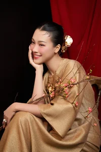 Hoang Oanh Radiates Elegance at 34 in Stunning Lunar New Year Spring Photoshoot - image 1