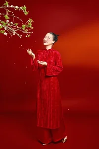 Hoang Oanh Radiates Elegance at 34 in Stunning Lunar New Year Spring Photoshoot - image 7