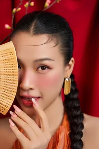 Hoang Oanh Radiates Elegance at 34 in Stunning Lunar New Year Spring Photoshoot - image 5