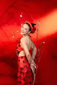 Hoang Oanh Radiates Elegance at 34 in Stunning Lunar New Year Spring Photoshoot - image 4