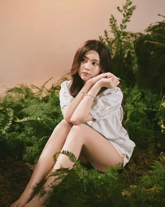 Quyen Linh's Daughter Rocks the Trendy Oversized No-Pants Look - image 4