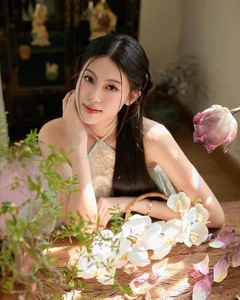 HIEUTHUHAI's Girlfriend Stuns in Traditional Yếm Halter Top: A Modern Take on Vietnamese Heritage Fashion - image 8