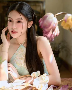 HIEUTHUHAI's Girlfriend Stuns in Traditional Yếm Halter Top: A Modern Take on Vietnamese Heritage Fashion - image 6