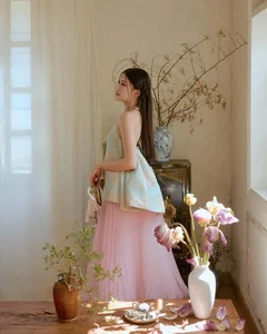 HIEUTHUHAI's Girlfriend Stuns in Traditional Yếm Halter Top: A Modern Take on Vietnamese Heritage Fashion - image 2
