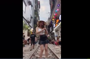 Korean DJ Viral at Hanoi Train Street: Identity Revealed - image 1