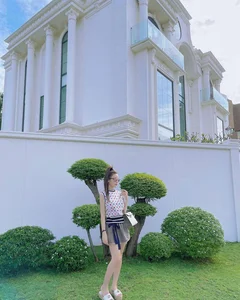 Mansion-Dwelling Beauty Returns to Television After 10-Year Hiatus - image 8