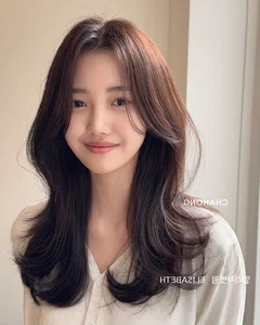 5 Youthful Shoulder-Length Hairstyles to Elevate Your Look for Tet 2024 - image 5