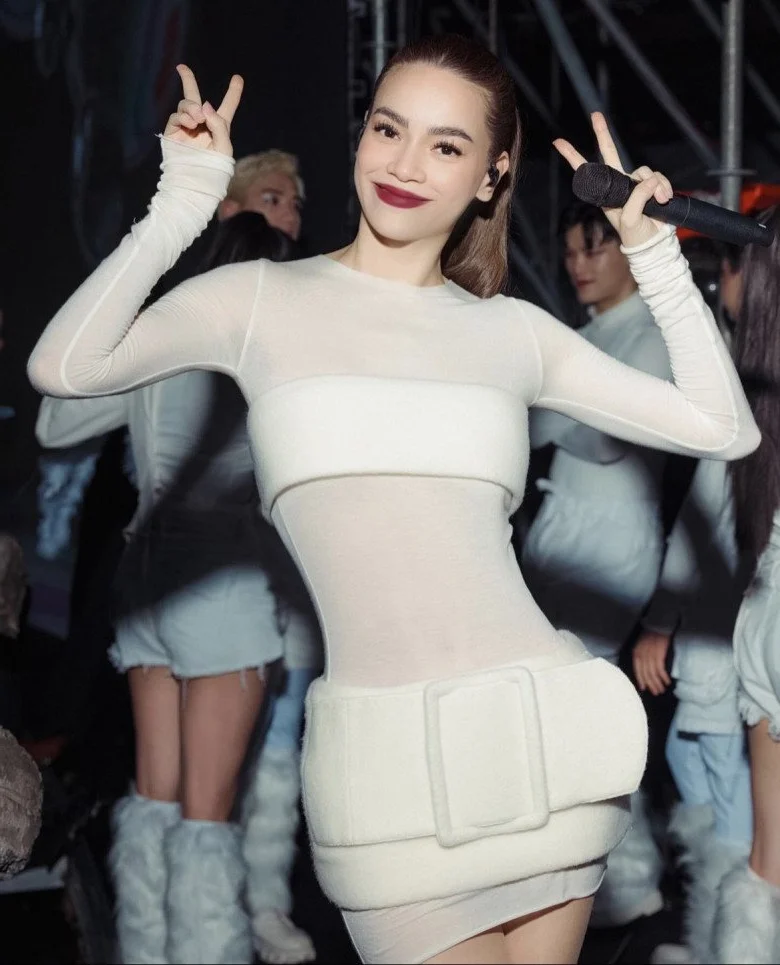 Nhat Kim Anh Elegant Wedding Guest Outfit Suffers Unexpected Wardrobe Malfunction