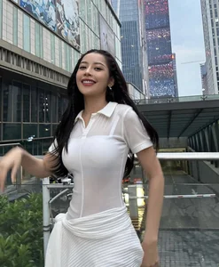 Nhat Kim Anh Elegant Wedding Guest Outfit Suffers Unexpected Wardrobe Malfunction - image 6