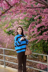Elegant Minimalist Fashion: Phuong Anh Dao’s Sophisticated Style and Natural Beauty in a Lush Garden Setting - image 4