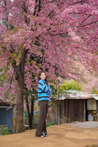 Elegant Minimalist Fashion: Phuong Anh Dao’s Sophisticated Style and Natural Beauty in a Lush Garden Setting - image 0