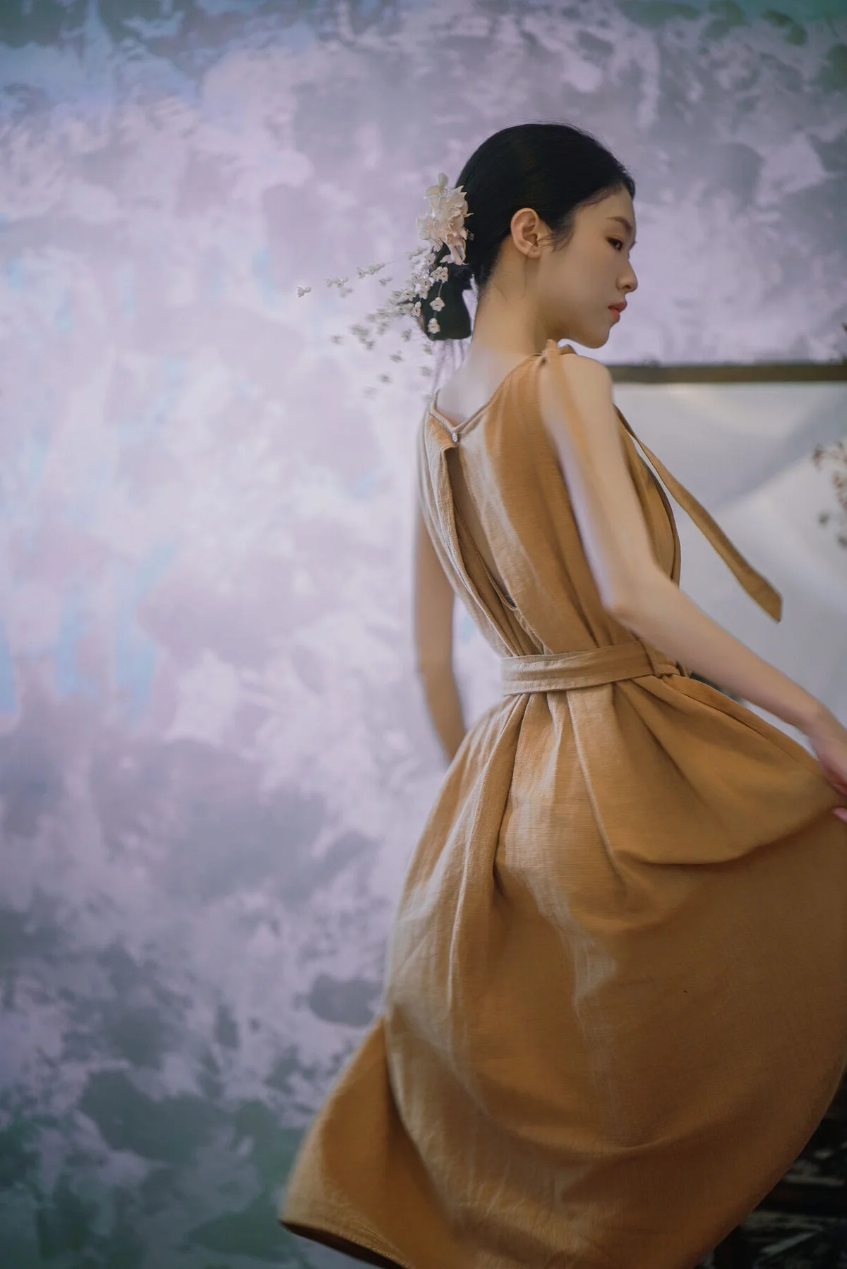 Chasing the Golden Hour: A Retro Visual Journey with Yi Zhi You Zi’s Art Language
