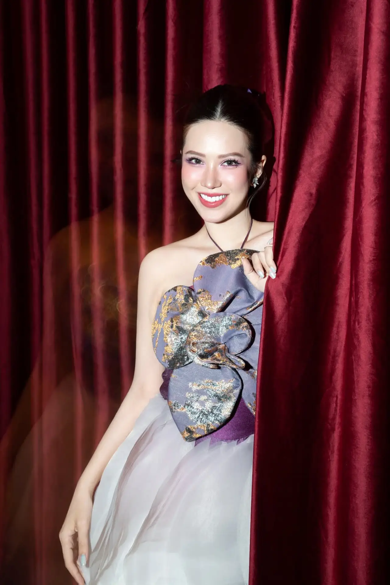 Radiant Actress in Elegant Stage Costume, Her Graceful Beauty Captivates Every Gaze on Stage.