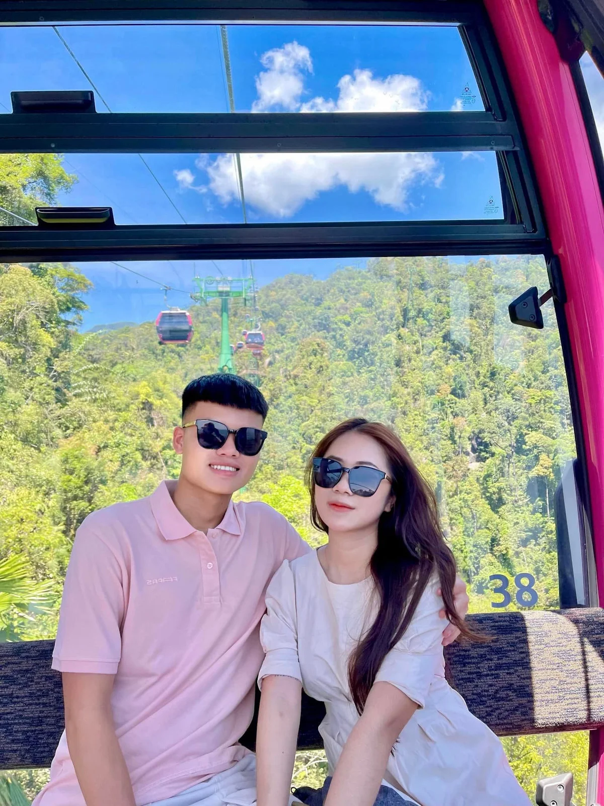 Former Vietnam U23 Star Marries Banking Professional in Elegant Ceremony