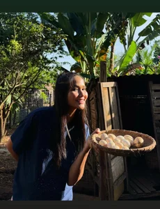 H'Hen Nie Embraces Motherhood: A Peaceful Retreat in Her Hometown - image 7