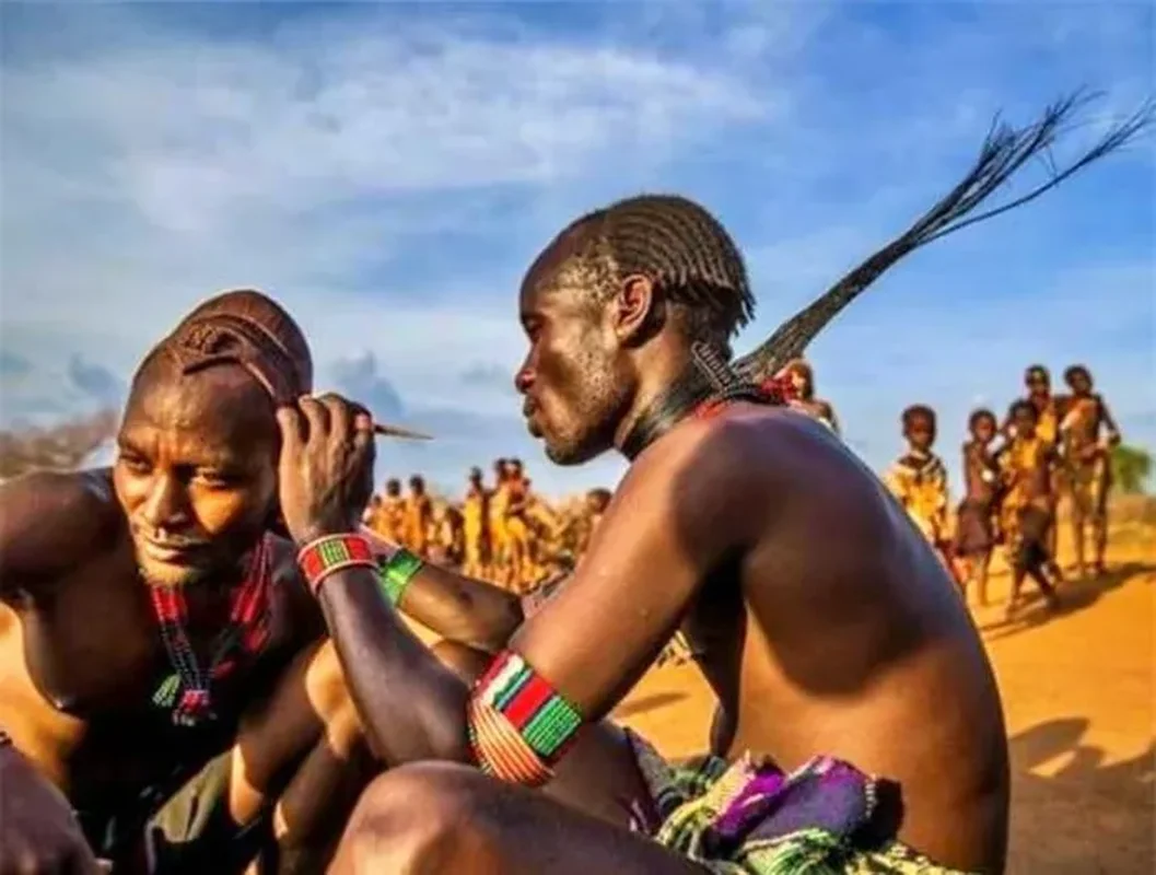 The Mysterious Tribe Where Women Squat on Dry Leaves to Give Birth