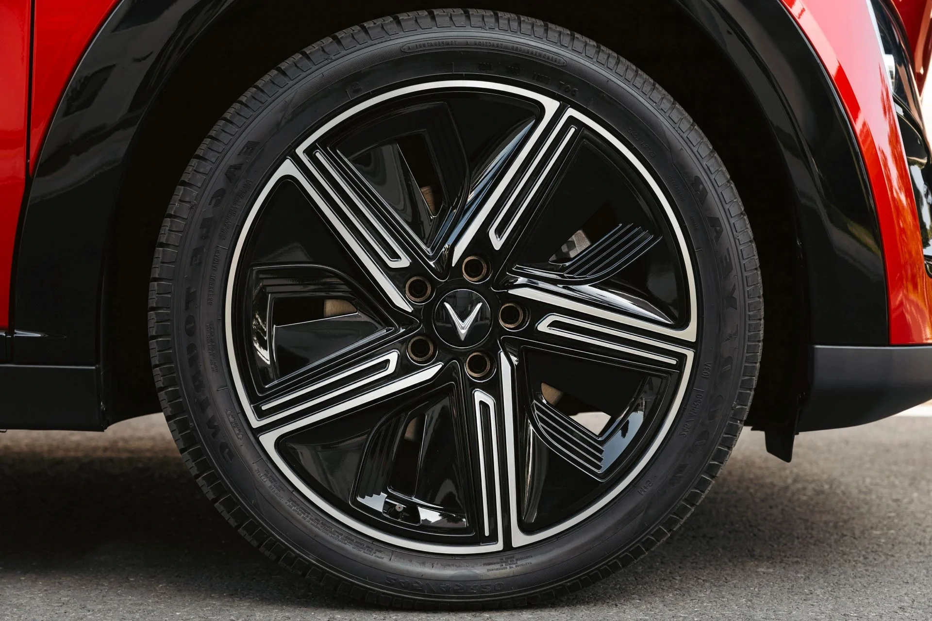 VinFast VF 7: A Fusion of Luxury Design and Advanced Electric Vehicle Technology