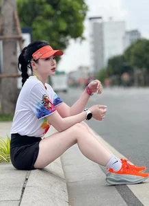 Fitness Influencer and 'Running Hot Girl' Wows Fans with Incredible Athletic Physique and Long Legs - image 5