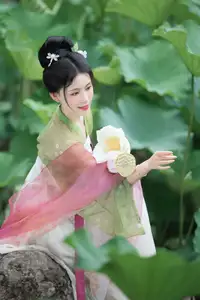 Xu Jin Huan's Serene Hanfu Beauty Amidst Lotus Pond - YiTuYu Vol.8702 Photoshoot - image 13